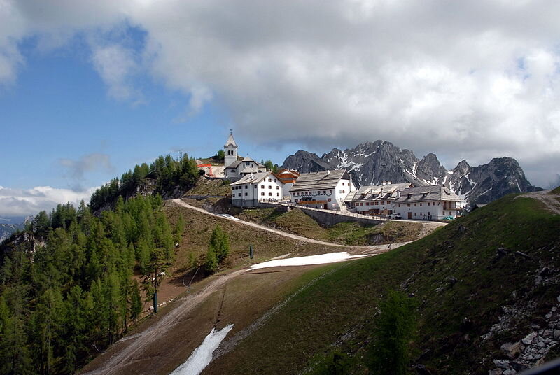 800px-Monte_Santo_di_Lussari_31052008_14.jpg